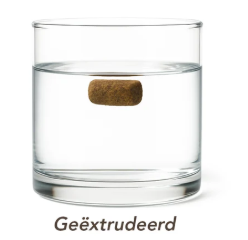 Geëxtrudeerde hondenbrok: de brok blijft drijven in een glas water